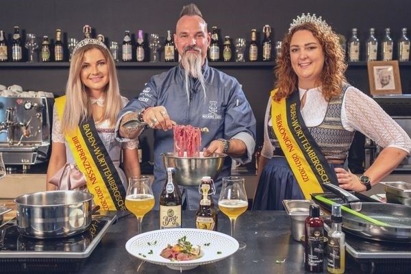 Nina, Ralf und Irina mit dem ersten Gericht.