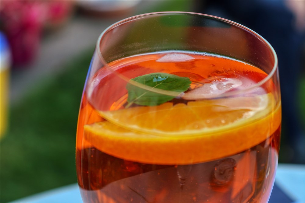 Glas mit Aperol-Weizen gefüllt, darin eine Orangenscheibe