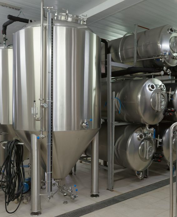 Edelstahl-Gärtanks und Lagertanks in einer Brauerei, moderne Brauanlage im Innenraum.