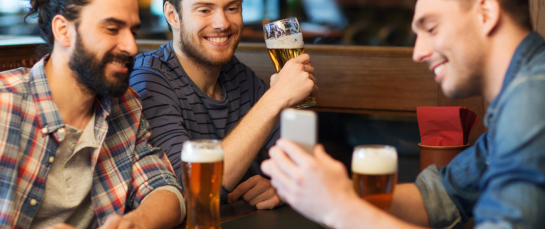Männer trinken Bier und schauen sich Bierendtecker.com an